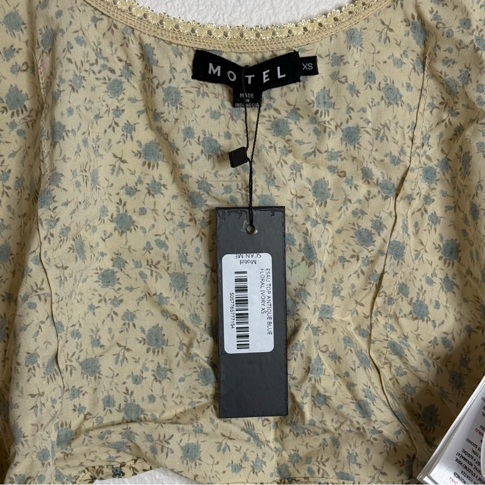 NWT - MOTEL - Esau Floral Print Tie Front Top - Picture 7 of 9